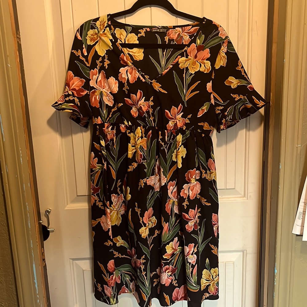 Women’s M floral flowy dress